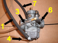 Schlauchanschlüsse am linken Vergaser